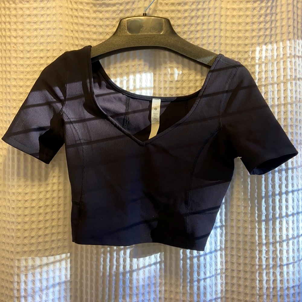 Lululemon cropped fitted black top